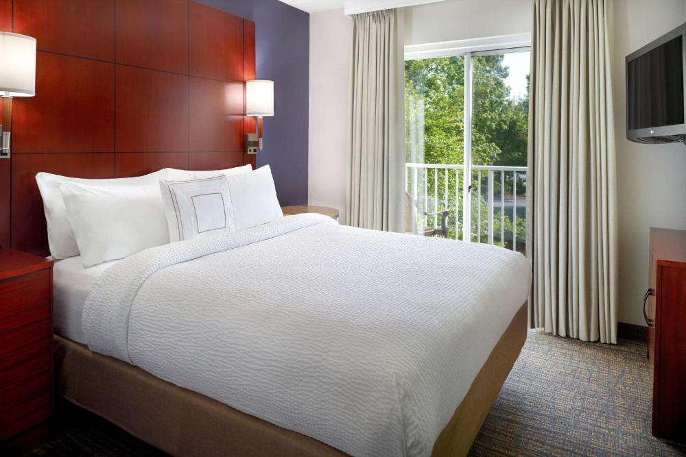 One Bedroom Balcony Suite Queen interior